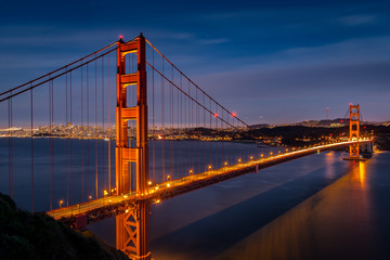 Fototapeta na wymiar Dusk at the Golden Gate Bridge from Battery Spencer