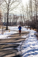 Fototapeta na wymiar colorful female runner in a winter scene