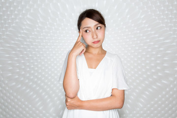 考える女性