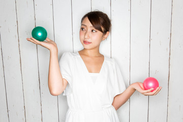 比較する女性