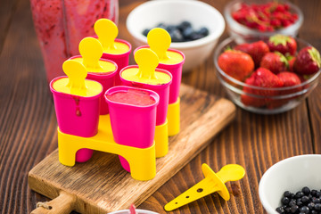 Making berry fruit popsicles at home