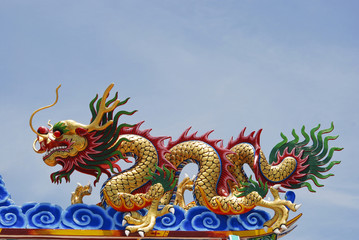Fototapeta na wymiar Chinese dragon in front of blue sky