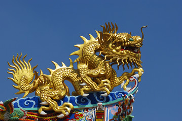 Fototapeta na wymiar Chinese dragon in front of blue sky