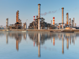 Obraz premium big oil refinery of a sky background