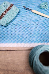 Decke geh&auml;kelt, H&auml;kelnadel und Garn, blau, Textilverarbeitung und Hobby