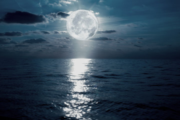 anochece en el mar con la luna y el cielo - obrazy, fototapety, plakaty