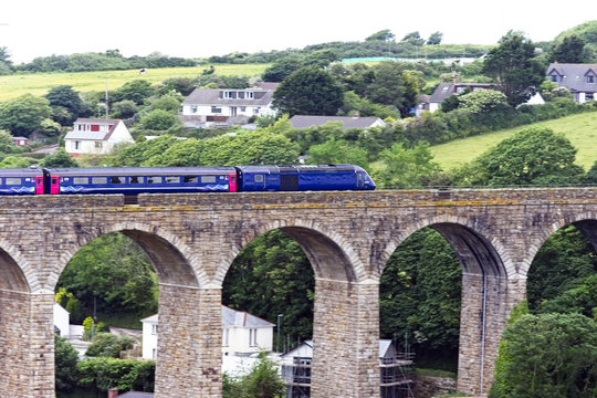 An InterCity 125 train (High Speed Train, HST) over the Angarrack Viaduct en route to Paddington, Cornwall, England, UK.