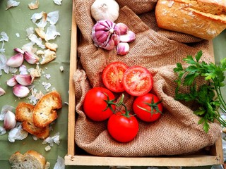 tomates de la huerta, ajos y pan para gazpacho andaluz