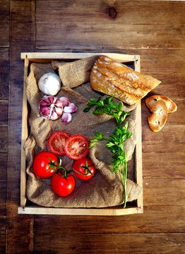 tomates de la huerta, ajos y pan para gazpacho andaluz