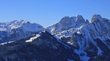 Fototapeta na wymiar Snow covered mountains Gummfluh and Le Rubli, view from mount Rellerli.