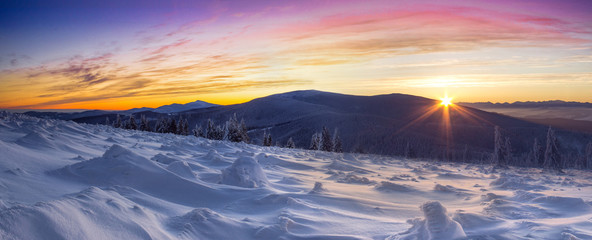 Fototapeta Kolorowy wschód słońca nad górami w zimowy poranek obraz