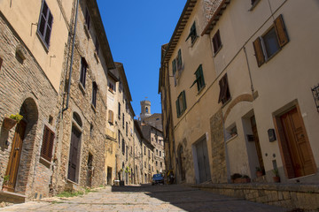 Fototapeta na wymiar Beautiful narrow street of historic tuscan city Volterra, Italy