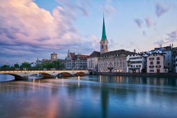 Abenddämmerung über Zürich, Altstadt, Wühre, Münsterbrücke, Limmat, Stadthaus, Kirche...