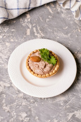 Tartlets with chocolate cream and almonds