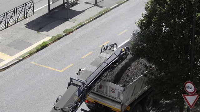 Lavori di asfaltatura del manto stradale