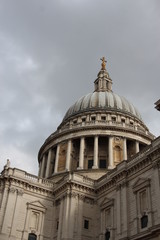 Fototapeta na wymiar Blick empor zur St Paul’s Cathedral in London England