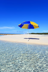 沖縄の美しい海とビーチパラソル
