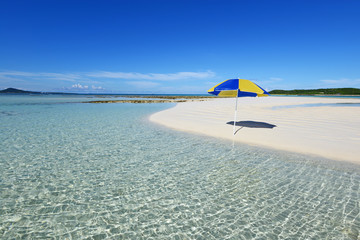 沖縄の美しい海とビーチパラソル