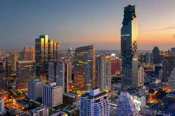 Fotobehang Luchtfoto van Bangkok moderne kantoorgebouwen, condominium, woonplek in het centrum van Bangkok met zonsondergang landschap, Bangkok is de meest bevolkte stad in Zuidoost-Azië.Bangkok, Thailand © Getty Gallery