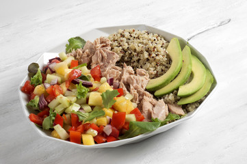 Tuna, quinoa and Habanero salad power bowl