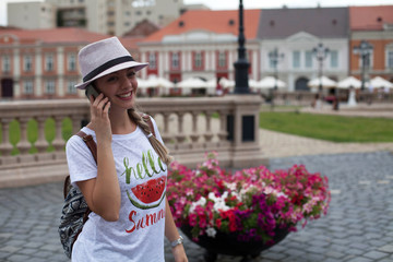Naklejka premium Beautiful young woman talking on the phone