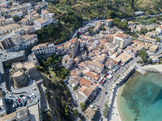 Vista aerea di Pizzo Calabro, molo, castello, Calabria, turismo Italia. Vista panoramica dal mare....