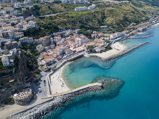Vista aerea di Pizzo Calabro, molo, castello, Calabria, turismo Italia. Vista panoramica dal mare....