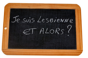 Obraz premium Ardoise sur laquelle est écrit je suis lesbienne et alors