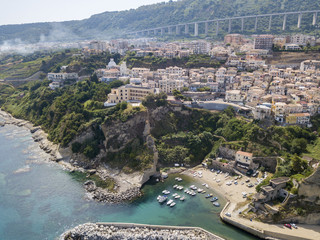 Vista aerea di Pizzo Calabro, Calabria, Italia. Case sulla roccia, porto e molo con barche ormeggiate.