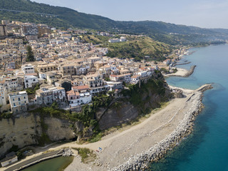 Fototapeta na wymiar Vista aerea di Pizzo Calabro, Calabria, Italia. Case sulla roccia, porto e molo con barche ormeggiate.