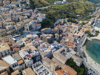 Fototapeta premium Vista aerea di Pizzo Calabro, molo, castello, Calabria, turismo Italia. Vista panoramica dal mare. Case sulla roccia. Sulla scogliera si staglia il castello aragonese