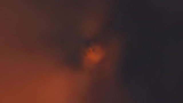 Avanzando por tunel astral abstracto de Nubes en tonos ocre y marron
