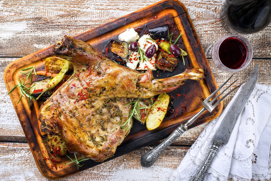 Barbecue Lammschulter mit Gem&uuml;se und Feta als top view auf Schneidebrett