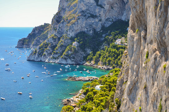 wspaniały pejzaż klif&oacute;w na wyspie capri, włochy

