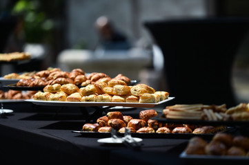 Obraz premium Table full with fresh pastry products