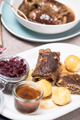 Rinderroulade nach Hausmannsart mit Rotkohl und Kartoffelklößen.