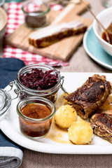 Rinderroulade nach Hausmannsart mit Rotkohl und Kartoffelklößen.