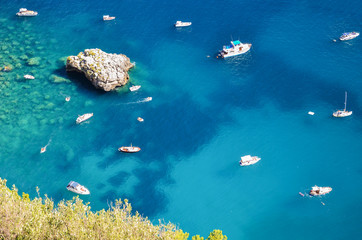wspaniały pejzaż klifów na wyspie capri, włochy
