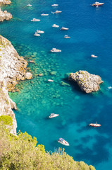 wspaniały pejzaż klifów na wyspie capri, włochy
