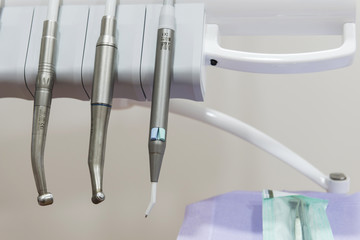 Diferentes herramientas dentales en una Clínica Dental