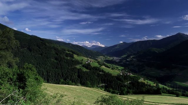 sommerliches Wipptal in den tiroler Alpen