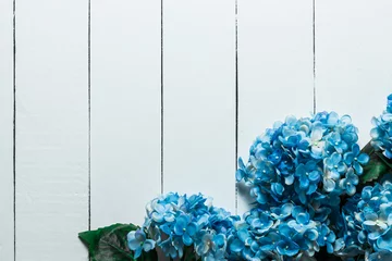 Keuken foto achterwand Hydrangea Blauwe hortensia bloemen op een witte houten textuur achtergrond. Kunstmatige bloemen
