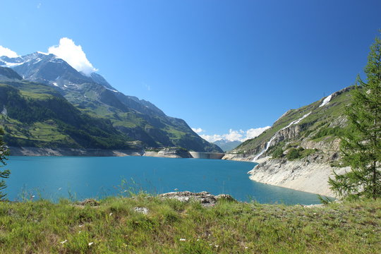 Cascade sur le lac du chevril, alpes, france