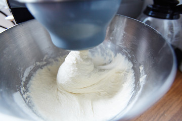Electric appliance kneading or mixing dough in metallic bowl