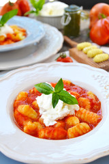 Gnocchi al sugo di pomodoro, pesto e burrata