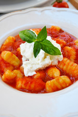 Gnocchi al sugo di pomodoro, pesto e burrata