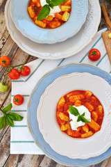 Gnocchi al sugo di pomodoro, pesto e burrata
