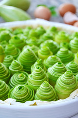 Torta salata con pasta sfoglia, zucchine, uova e formaggio