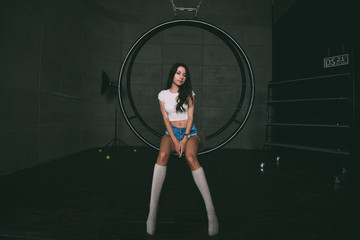 Красивая девушка в белой майке и коротких джинсовых...