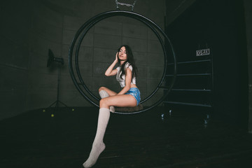 Красивая девушка в белой майке и коротких джинсовых...